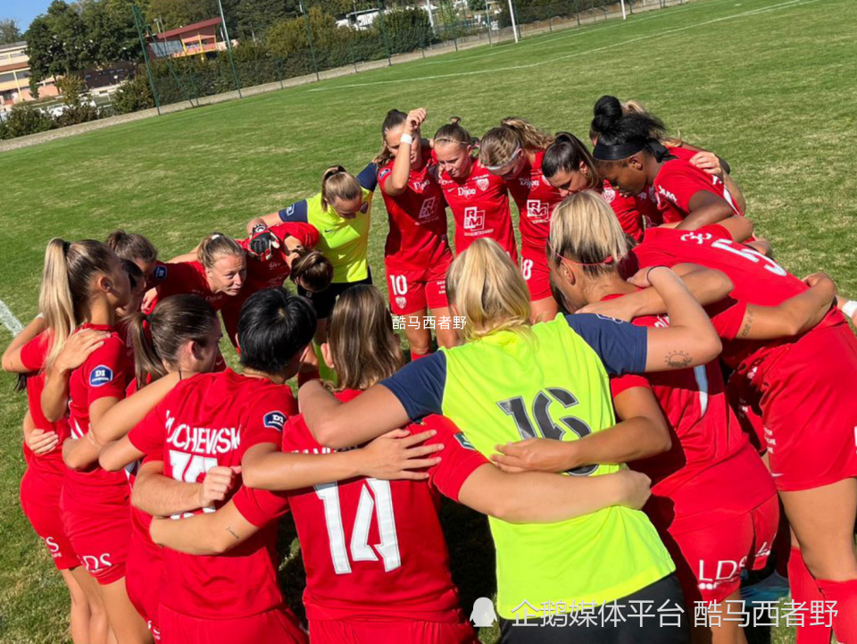 女足比赛球队举行季前赛，备战新赛季